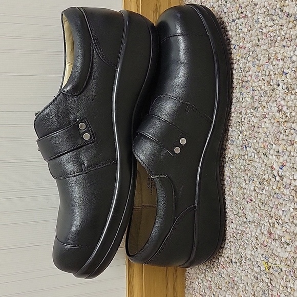 Allegria, woman Black Leather Khloe Slip-On Shoes with Buckle Sz 38. (US 7.5-8) - Picture 4 of 10